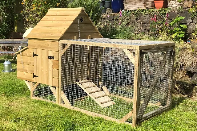 Ranger Coop — Attractive starter coop with an integrated, mesh-covered run. Suitable for 4–6 hens.